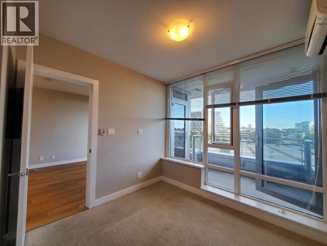 Photo - 5511 Hollybridge Way Unité 6F