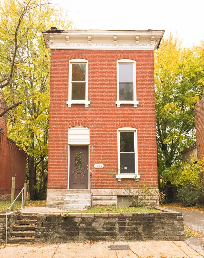 Building Photo - Spacious 3 Bed, 2 Full Bath Home! Renovate...