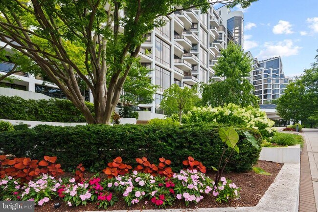 Building Photo - 1530 Key Blvd Unit 529