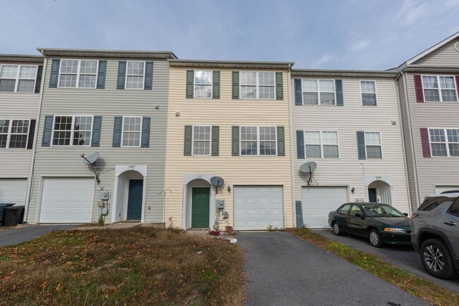 Building Photo - 3 Bed/2 Full,2 Half Bath Townhome in Martinsburg, WV