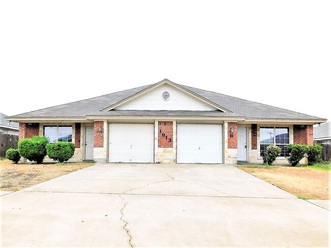 Building Photo - 1913 Charleston Ct Unit A