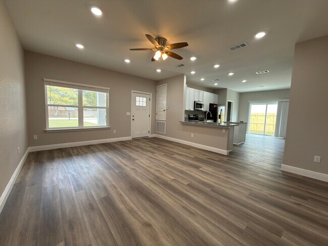 Photo - 6637 Water St