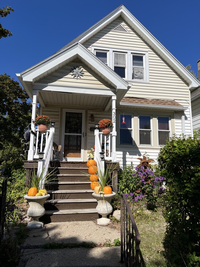 Bay View duplex in a nice neighborhood u. - 302 E Burdick Ave Apartments Unit Upper flat