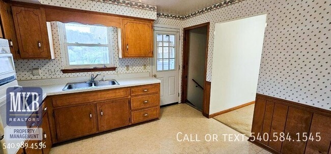 Photo - 2826 Sample Ave SE