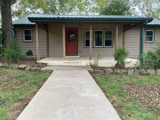Building Photo - 3 Bedroom 1 Bathroom home. Available NOW!