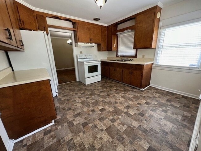 Building Photo - 3 Bedroom, 1 Bath Home