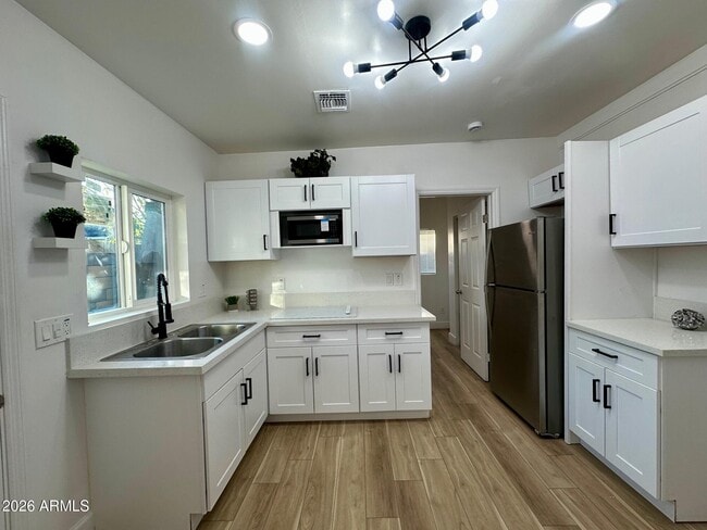 Photo - 3125 E Oak St