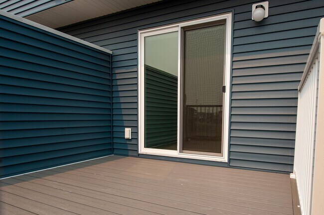 Photo - 1443 Cherniak Way SW