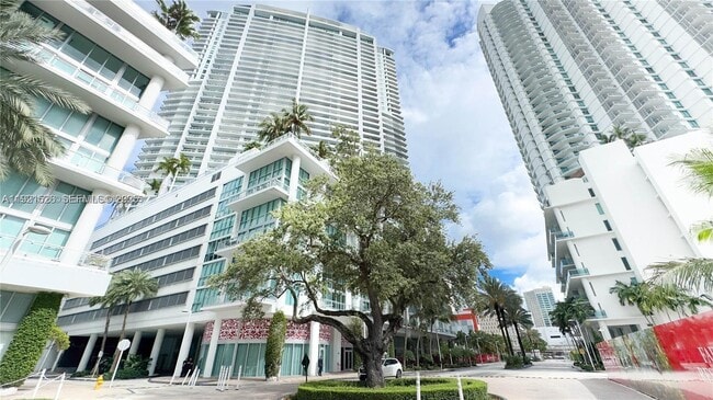 Building Photo - 90 SW 3rd St Unit 4105