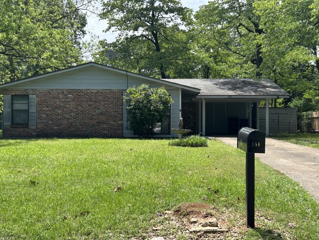 Photo - 851 Willow Dr House
