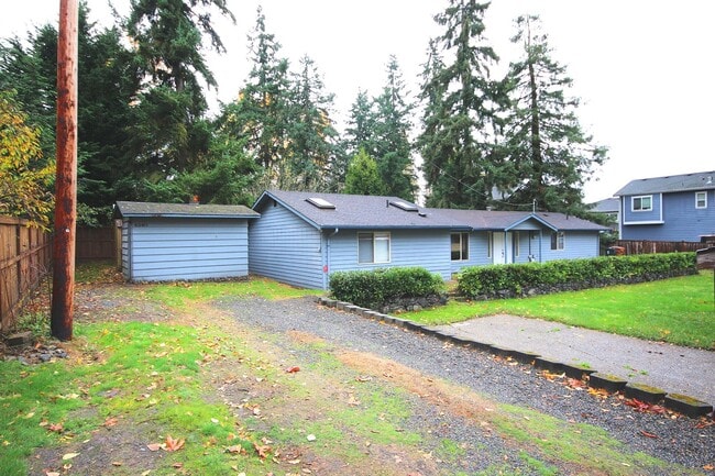 Building Photo - Spacious 3 bedroom, 2 bath home in Northea...