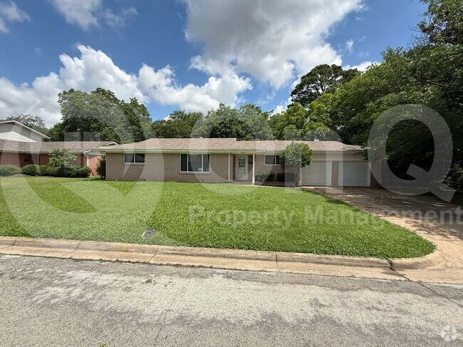 Building Photo - 1511 University Dr Rental