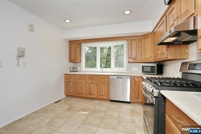 Photo - 253 Jeffer St
