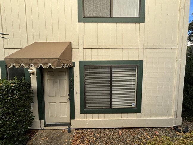 Photo - Well maintained condo close to city amenities and Lyon's Park!