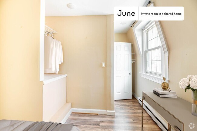 Building Photo - Private bedroom in 8 bed/3.5 bath Home