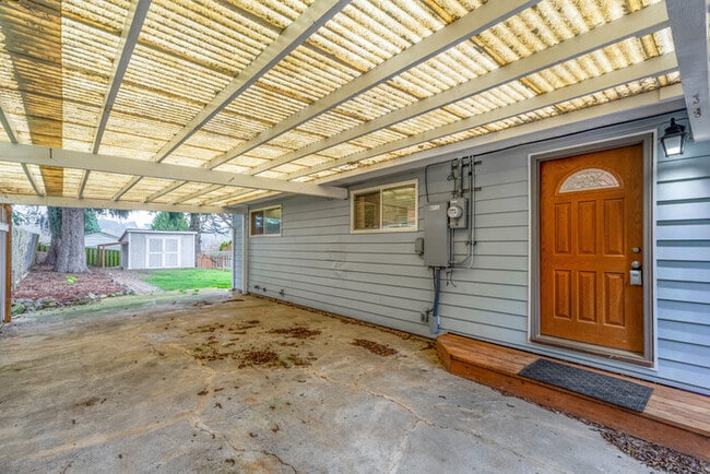 LARGE FOUR BEDROOM HOME WITH TWO KITCHENS