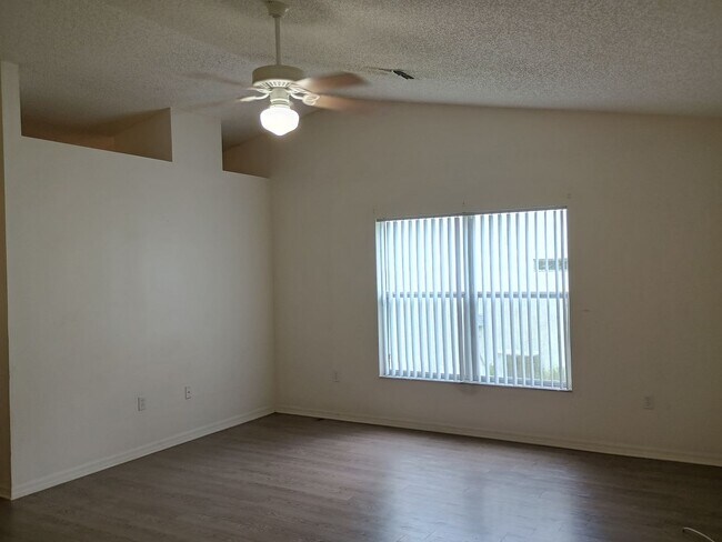 Photo - #772 - #773 Everett Unit #773- 3369 Everett Ave