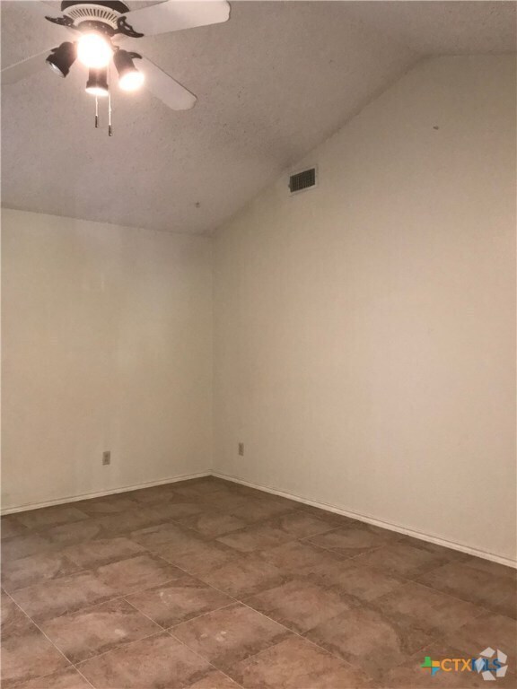 Building Photo - 402 Deerwood Dr Rental