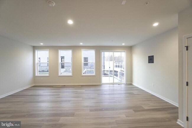 Photo - 163 Mahogany Ln