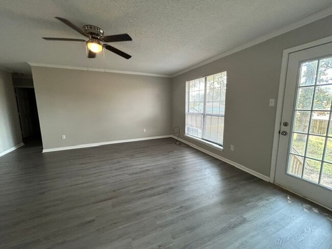 121 Silverbrook Dr