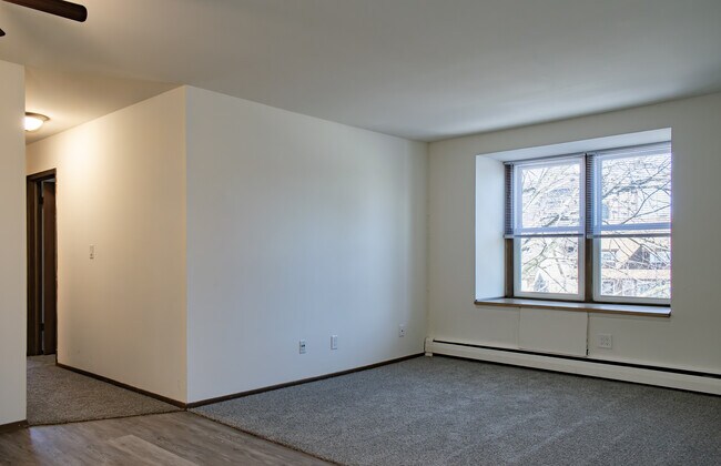 3245 N Oakland