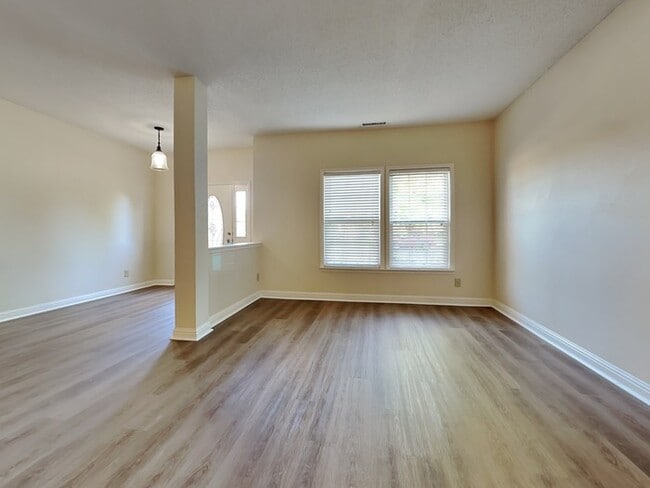 Photo - 915 Brookstone Dr