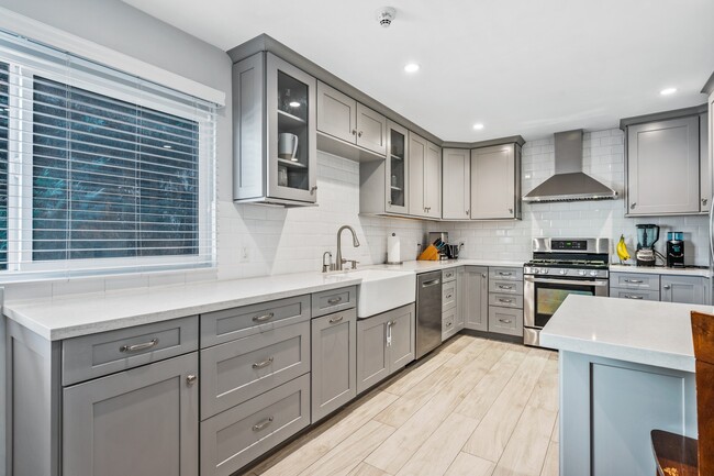 Photo - 1911 Mathews Ave