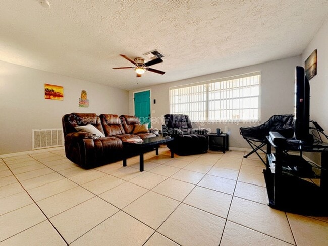 Photo - 7924 Halsey Dr