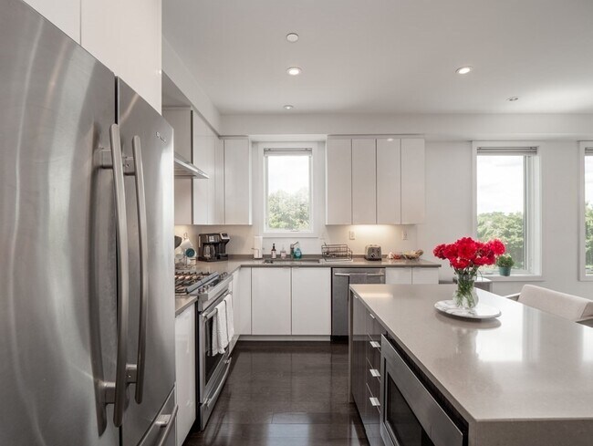 Photo - 2 W Sixth St Unit 306