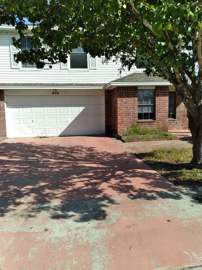 Building Photo - 4 bedroom 2.5 bathroom