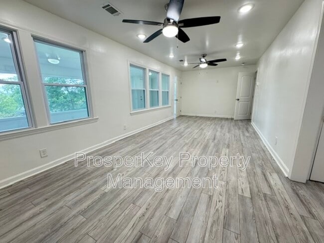 Photo - 2353 Agnes Dr