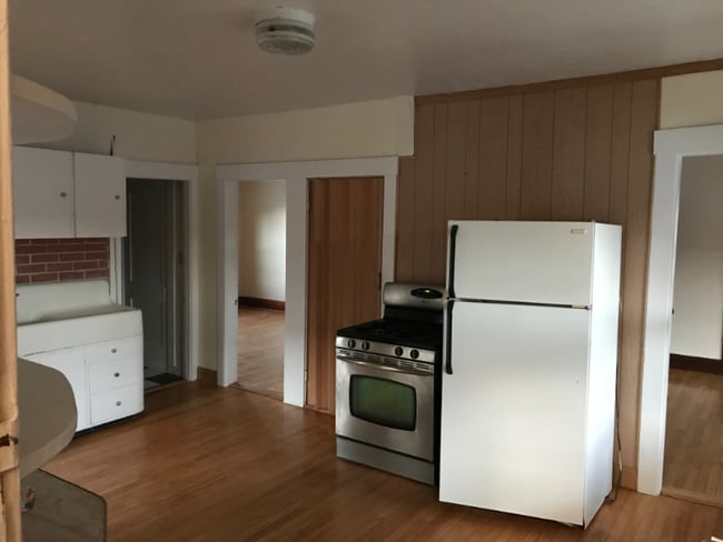 Building Photo - 205 Rollstone St Rental