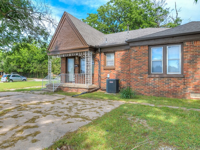 Photo - Updated DUPLEX + Minutes away from The Pla...