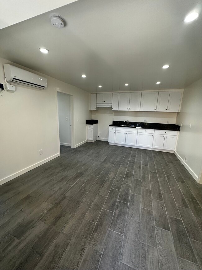 Open Kitchen - 957 W 45th St Unit #3