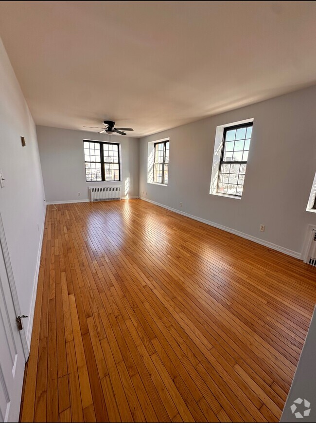 Building Photo - 890 W Beech St Rental