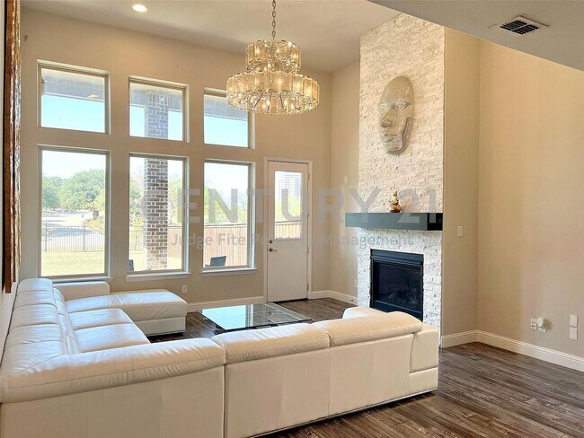 Photo - Stunning 5/4/2 in Desirable Irving!