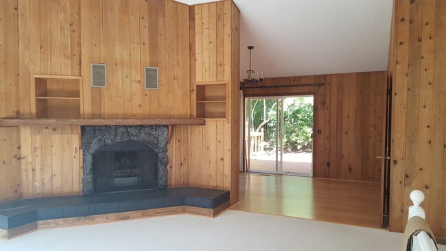 Photo - Raleigh Hills Beauty! XL Yard & Attached Garage! Dogs OK!