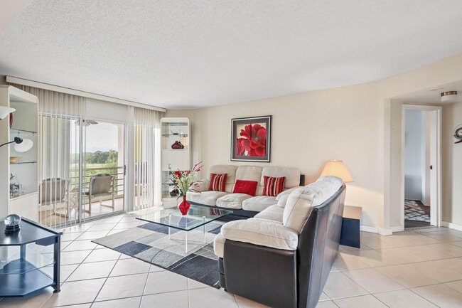 Building Photo - 3951 Via Poinciana Unit 511
