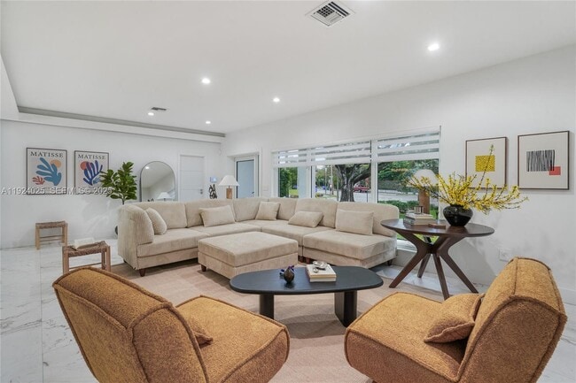 Photo - 801 NE 76th St