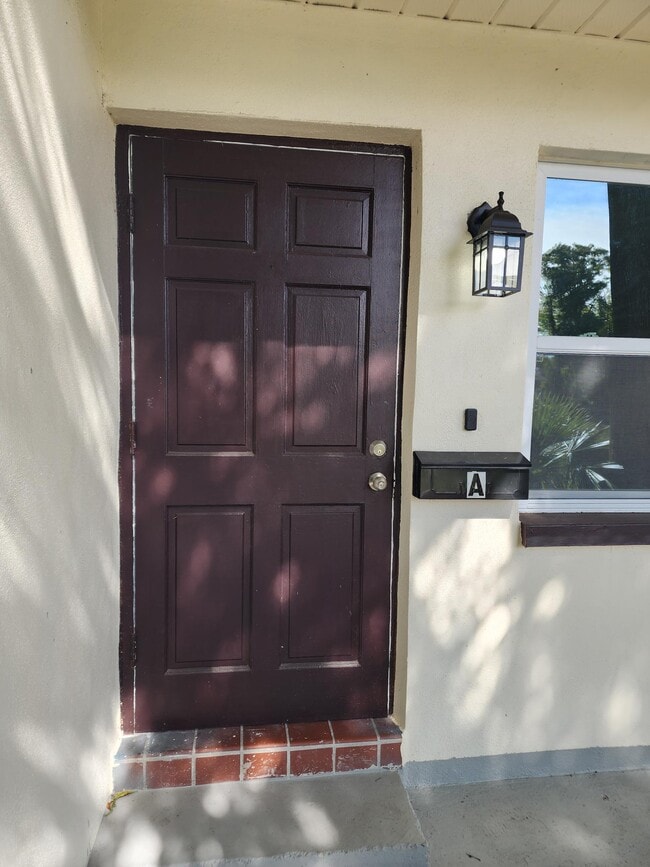 Building Photo - 558 Clearwater Largo Rd N Unit A