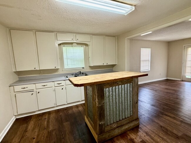 Photo - 1009 Victoria St