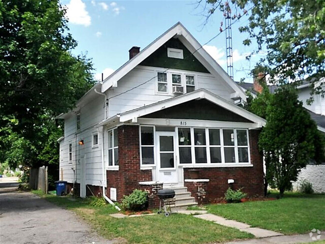 Building Photo - 3 Bedroom Home