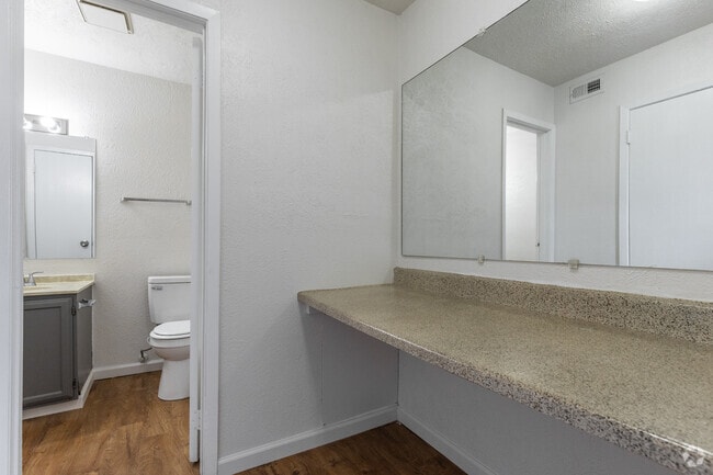 1BR, 1BA - 625SF - Office