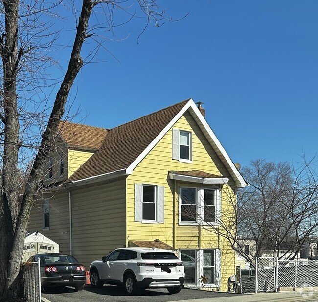 Building Photo - 1600 Union Turnpike Rental