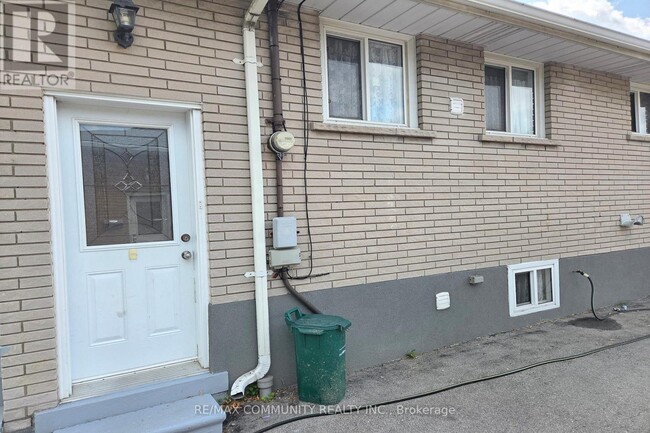 Photo - 161 Mohawk Rd W