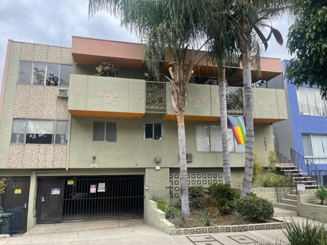 Photo - 119 - 7631 Norton Ave