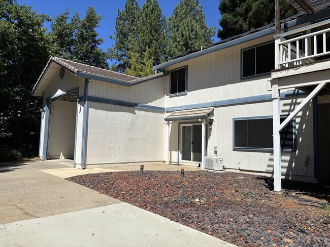 Building Photo - Private, fully furnished apartment home in...