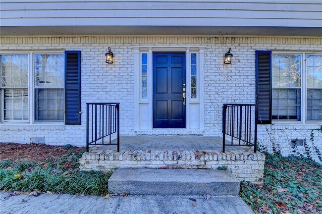 Photo - 525 Abernathy Rd NE