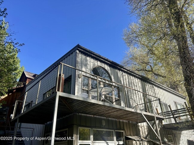 Photo - 410 N Mill St