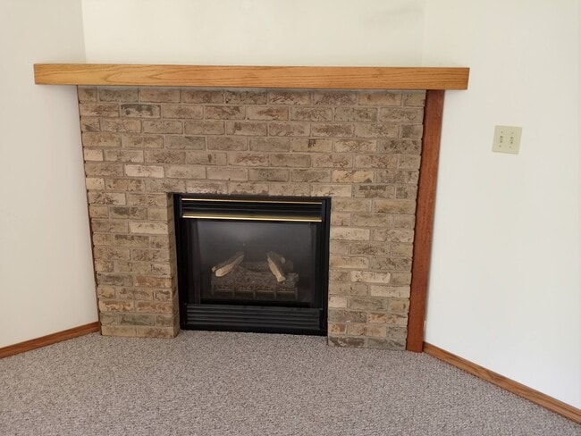 Gas fireplace in living room - W3183 Westowne Ct